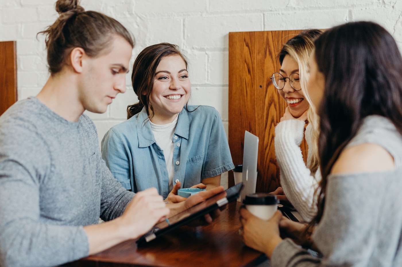 Friends recommending FastXE to each other over coffee
